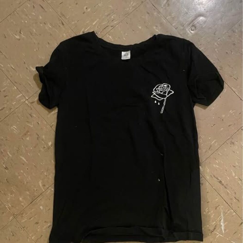 Black T-Shirt Weeping Rose Print Graphic Size S Fitted Short Sleeve